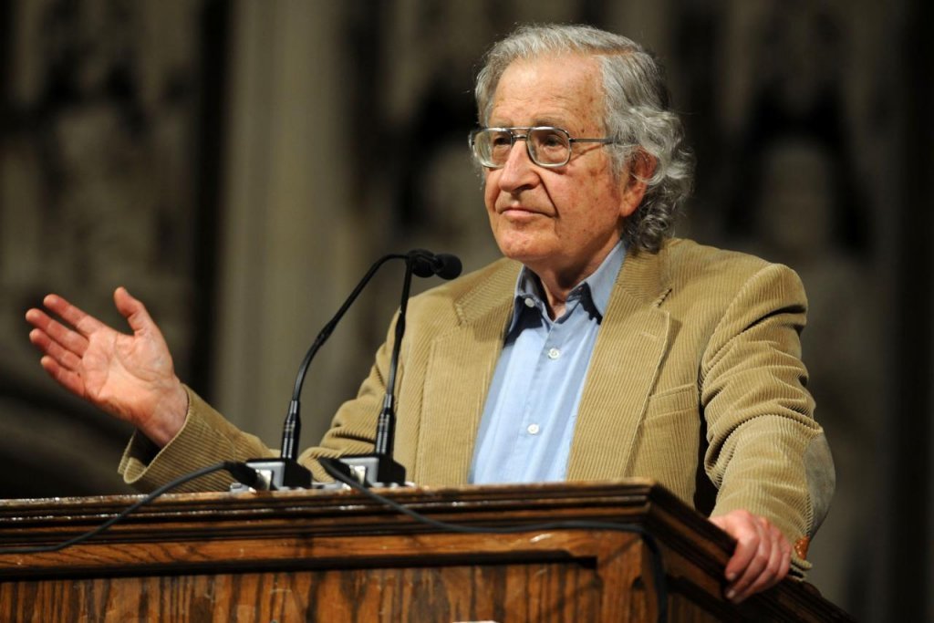 Noam Chomsky dà un discorso