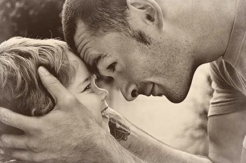 Genitore che aiuta il figlio che soffre di depressione