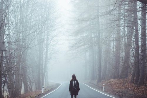 Ragazza che si è persa seguendo la bussola dell'intuito