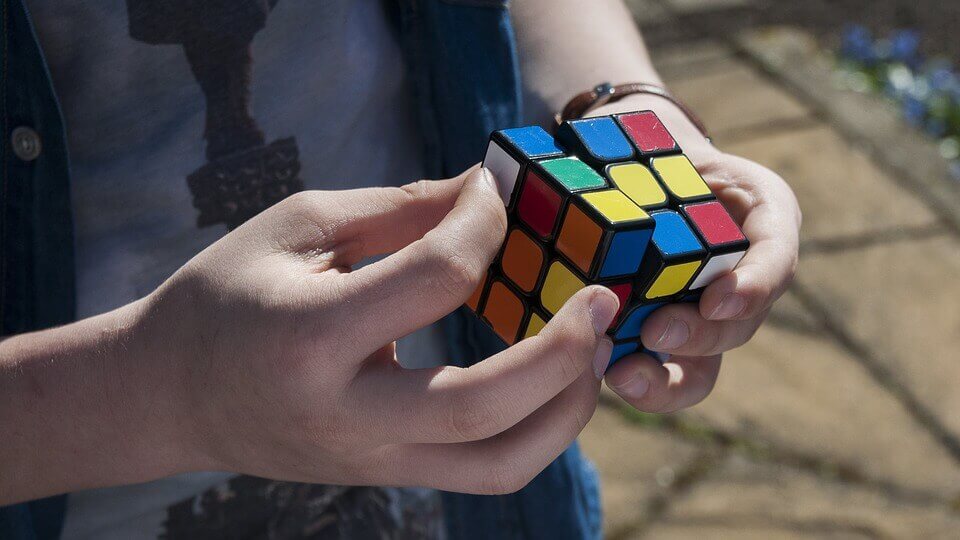 Ragazzo che gioca con il cubo di Rubik