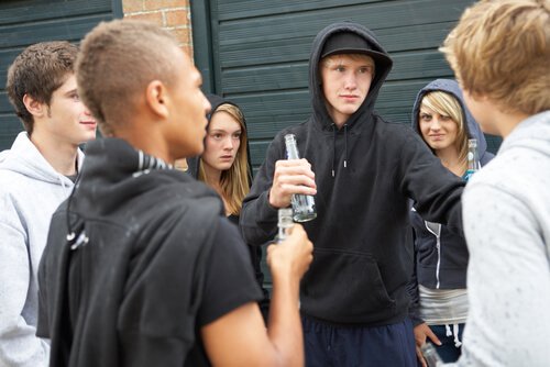 Adolescenti ribelli che bevono