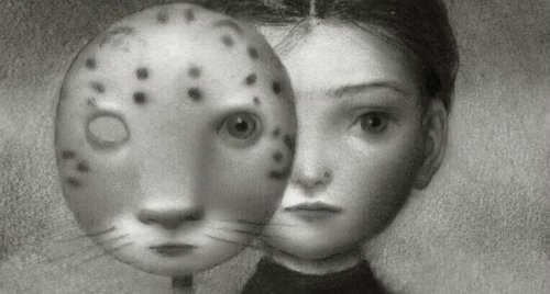 Bambina con parte del volto coperta da una maschera felina