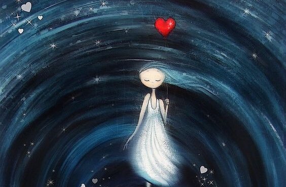 Bambina con palloncino a forma di cuore