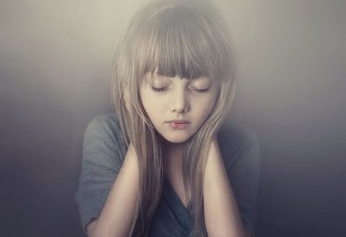 Bambina in silenzio con le mani sulle orecchie