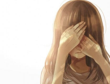 Bambina che si copre il viso