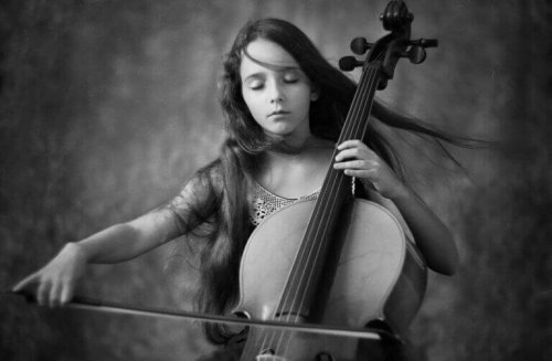 Bambina che suona il violoncello