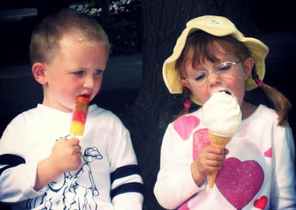Bambini che mangiano il gelato