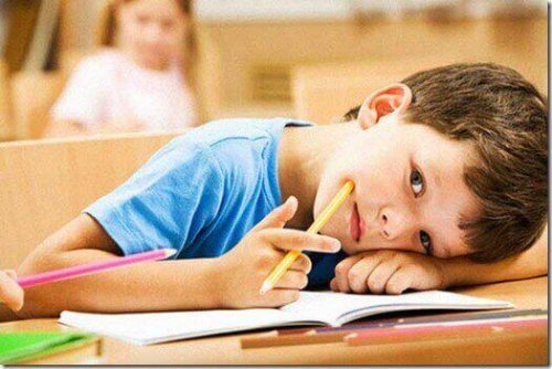 Bambino annoiato a scuola