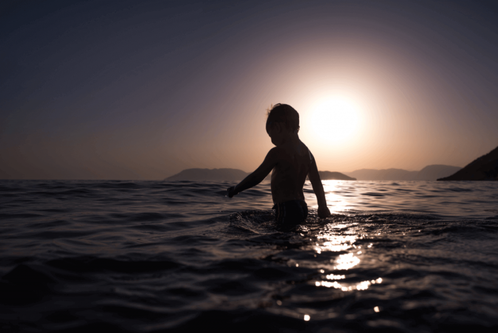 Bambino in mezzo al mare