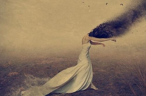 Donna che si lascia trascinare dalla paura