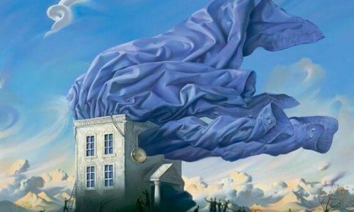 Casa da cui esce una camicia