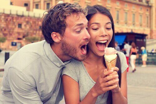 Coppia felice che mangia un gelato