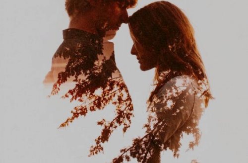 Uomo e donna uno di fronte all'altra che si dimostrano un amore sano