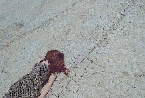 Ragazza sdraiata a terra