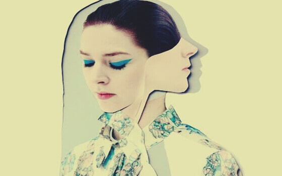 Donna con due facce le cui azioni non rispettano le sue parole