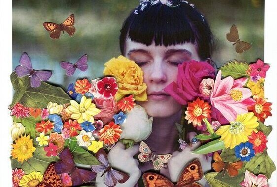 Ragazza con fiori e farfalle