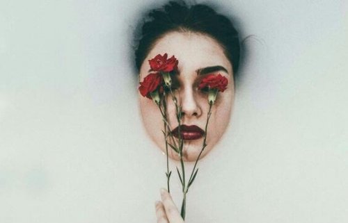 Viso di donna con fiori sugli occhi
