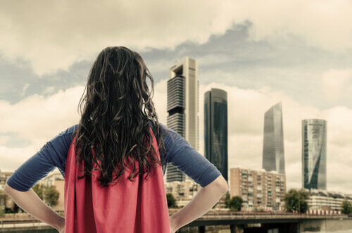 Donna con mantello da supereroe perché siamo tutti eroi di noi stessi