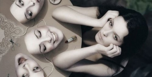 Donna triste con maschere sul tavolo