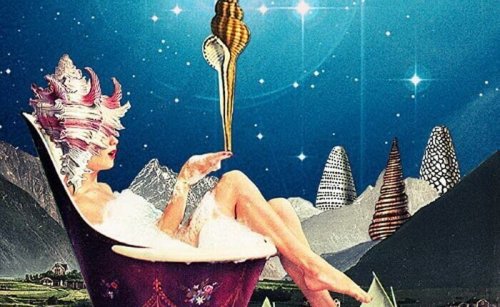 Donna in una vasca da bagno con delle conchiglie