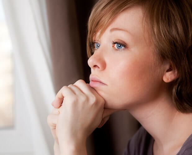 Ragazza che guarda alla finestra