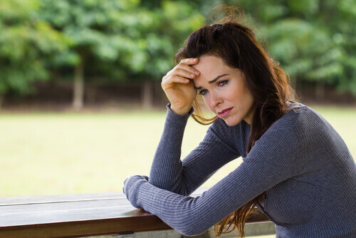 Donna triste perché un suo familiare ha un disturbo di salute mentale