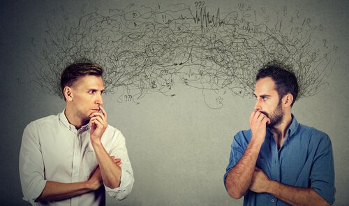 Due uomini mentre si creano aspettative l'uno sull'altro