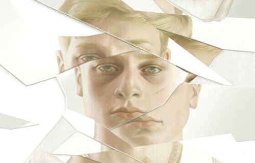 Riflesso viso di un uomo in frammenti di vetro