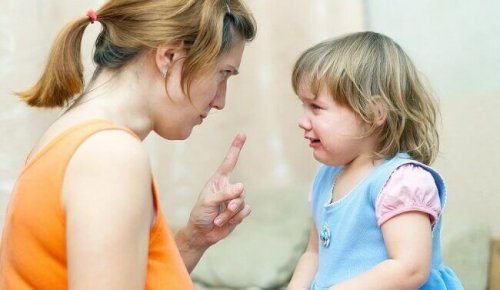 Bambina che piange mentre sua madre la sgrida