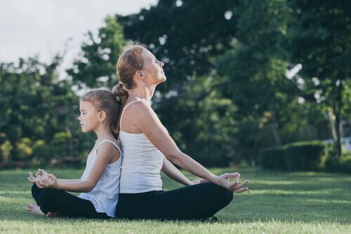 Mamma e figlia che meditano