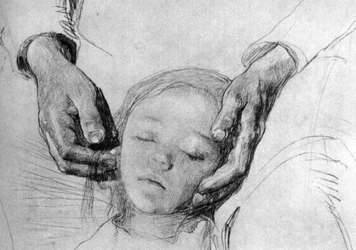 Mani di un genitore avvolgono la testa del figlio