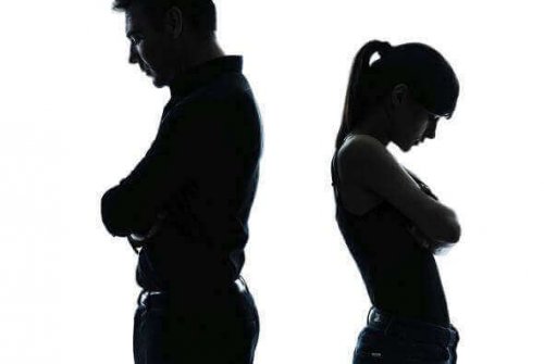 Padre e figlia che si danno le spalle