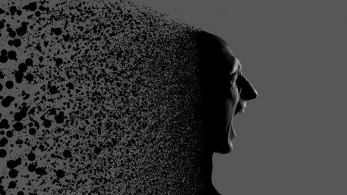 Persona che urla mentre si disintegra