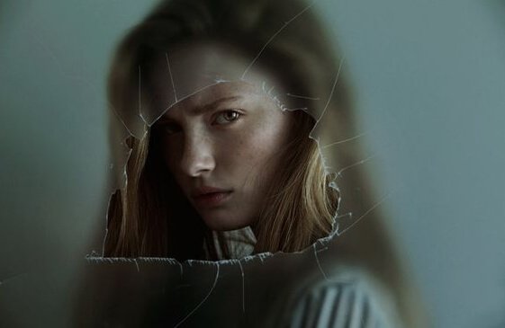 Ragazza arrabbiata che non sa esprimere le emozioni negative