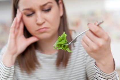 Ragazza che non è convinta dell'origine della sua insalata