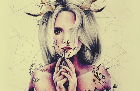 Ragazza con corna e fiori