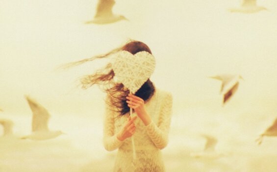 Ragazza con un cuore di stoffa