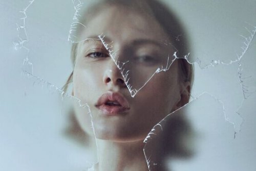 Donna che bacia un vetro rotto