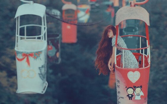 Ragazza su una funivia