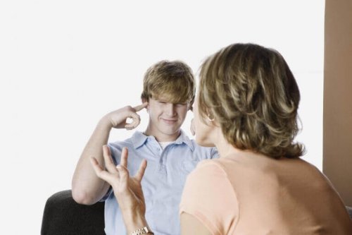 Ragazzo adolescente si tappa le orecchie per non sentire sua madre
