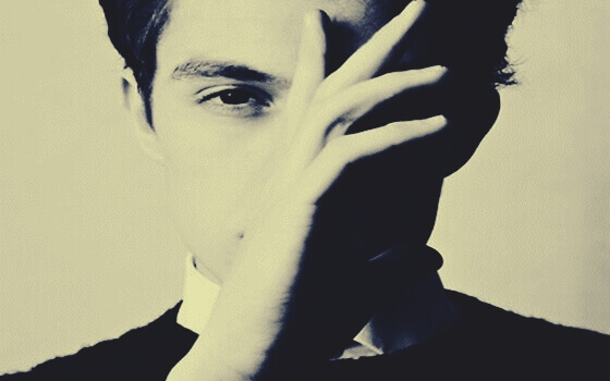 Ragazzo che fa promesse