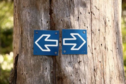 Frecce verso direzioni opposte