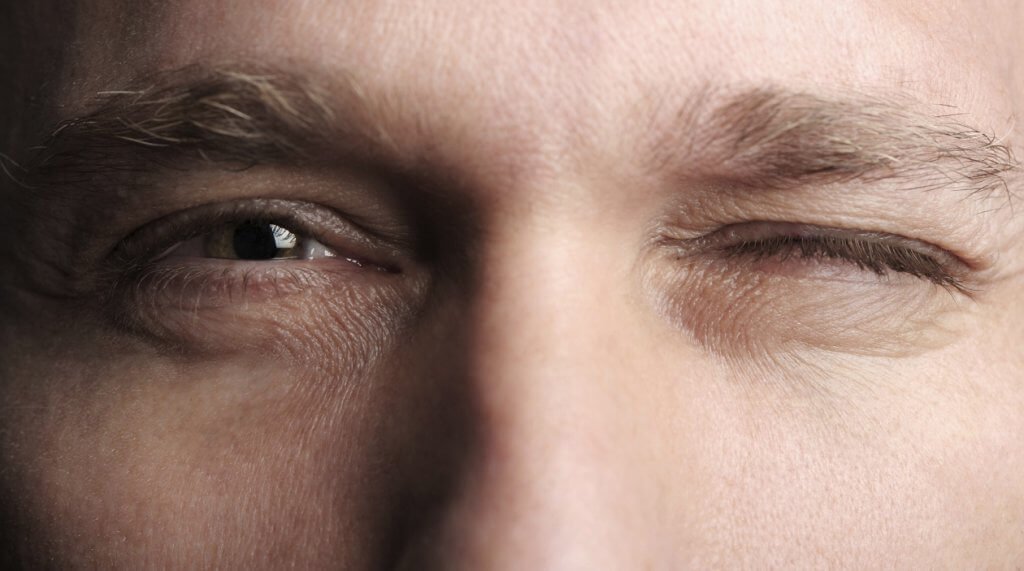 Sbattere le palpebre tra i gesti da evitare