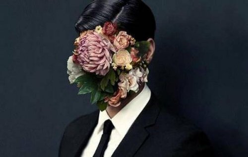 Uomo con fiori in faccia