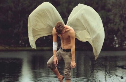 Ragazzo con ali