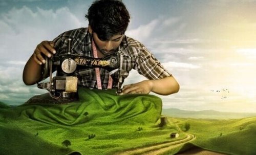 Uomo con una macchina da cucire mentre costruisce il suo successo