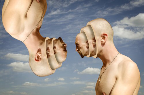 Uomo con numerosi visi