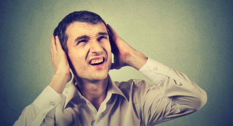 Uomo con mani sulle orecchie