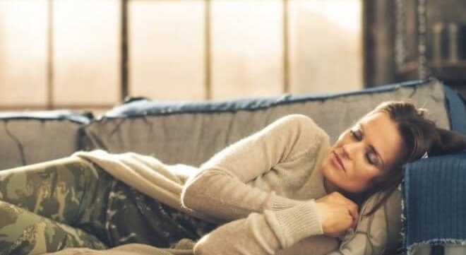 Donna addormentata sul divano