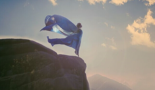 Donna in cima a un dirupo